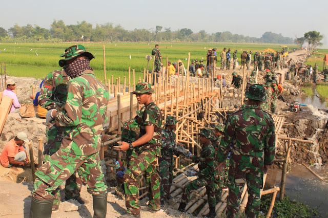 Satgas TMMD Reg 105  dan Warga Kebut Proyek Pembuatan Jembatan Program TMMD 