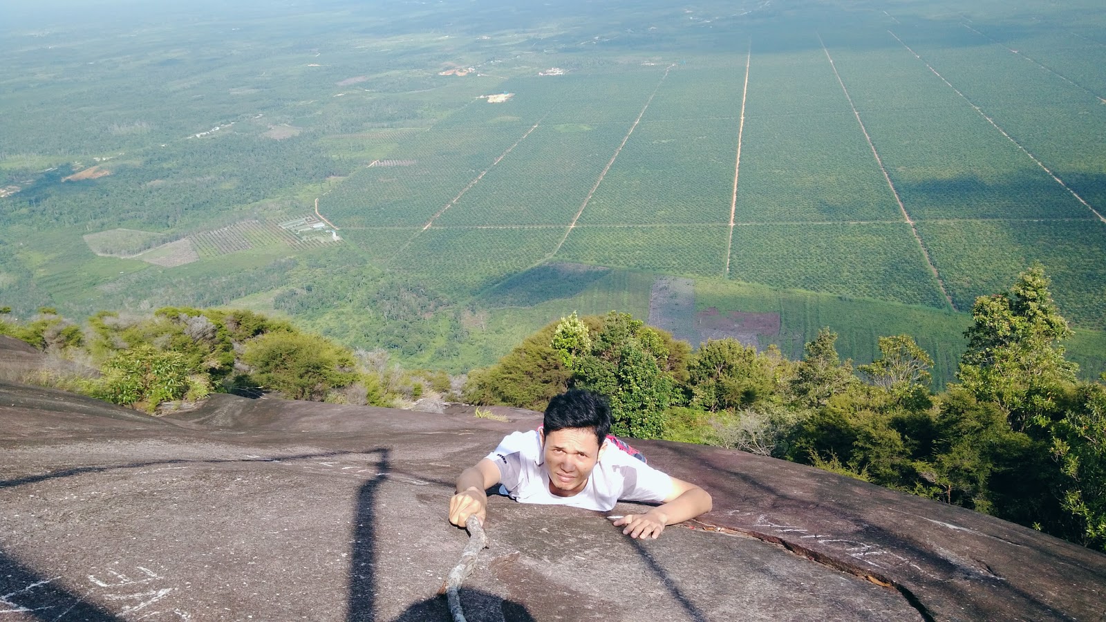 Mendaki Bukit Kelam, Batu terbesar di Indonesia - arsdaniel