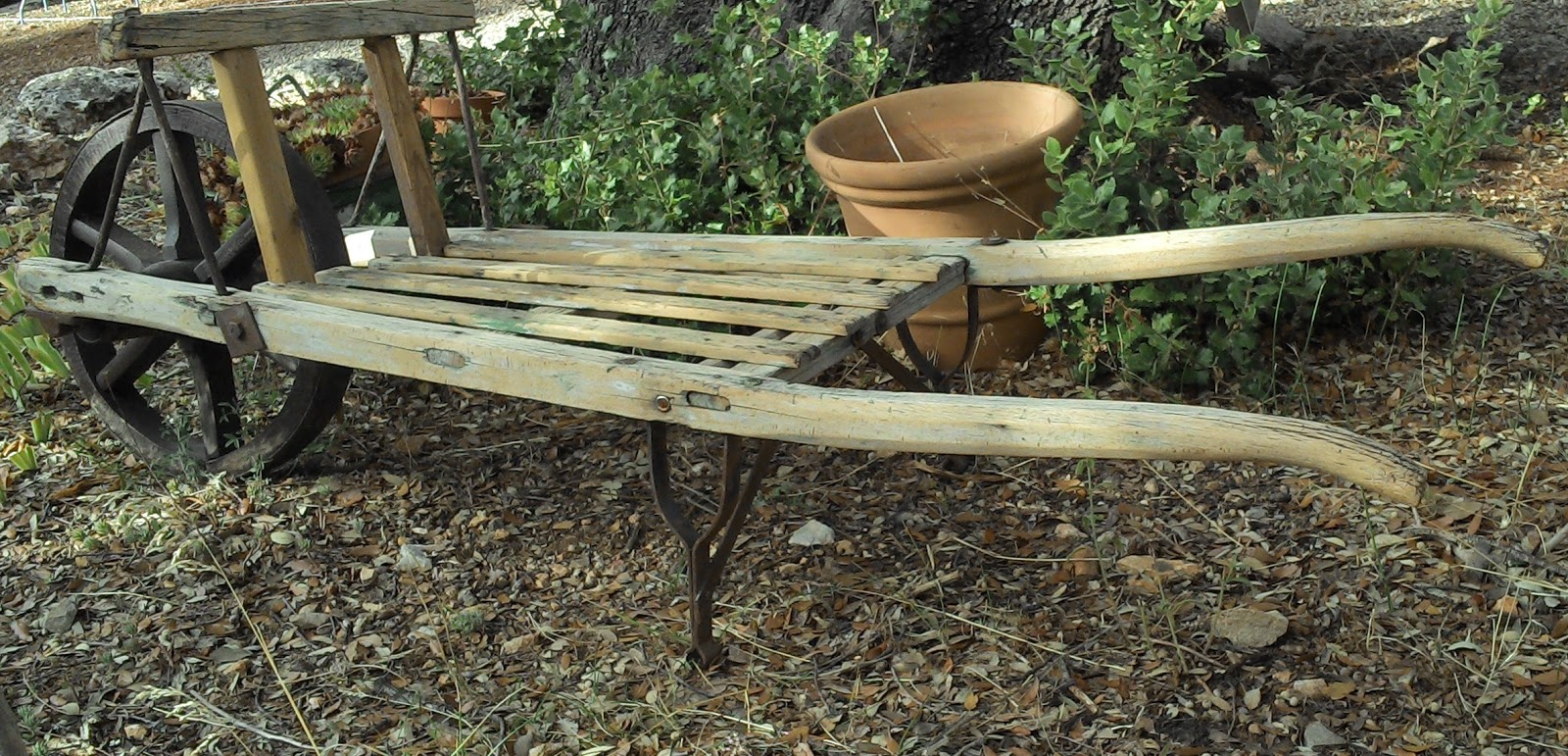 www.didoulabrocante.fr brouette en bois ancienne