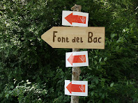 Rètol indicador de la direcció a seguir per anar a la Font del Bac