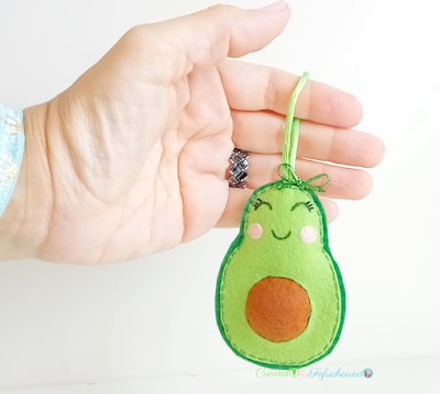 Llavero de aguacate kawaii