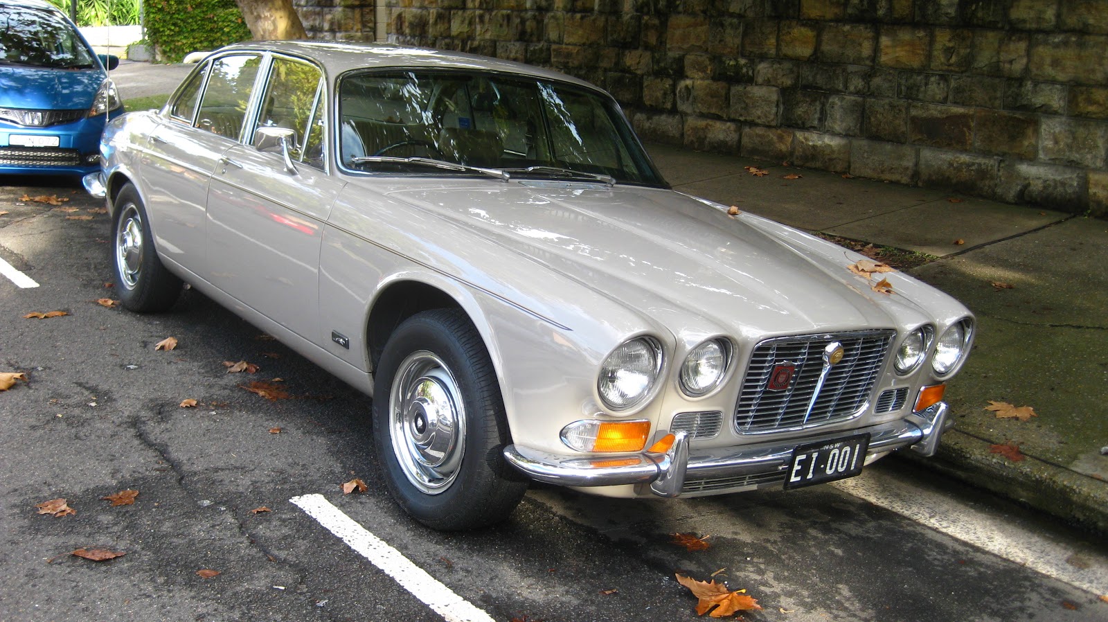 Aussie Old Parked Cars 1972 Jaguar XJ6 Series 1