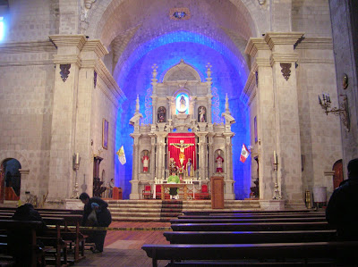 Interior de la Catedral de Puno, Perú, La vuelta al mundo de Asun y Ricardo, round the world, mundoporlibre.com