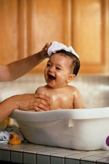 Детей моют в ванной. Малыш в ванной. Малыш купается. Дети купаются в ванной. Маленькие детки в ванной.