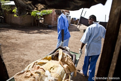 2004年に南スーダンのダルフール地方からの難民がチャド国境に押し寄せ、隣国は難民の食糧と住居に苦戦している。ここで、難民は玉ねぎ、豆、小麦粉、油の食料を受け取ります。 スコット・ネルソン/イメージバンク/ゲッティイメージズ