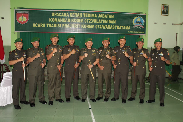 Letkol Inf Eko Setyawan Serahkan Tongkat Komando Kepada Letkol Kav Minarso Di Hadapan Danrem 074 Letkol Inf Eko Setyawan Serahkan Tongkat Komando Kepada Letkol Kav Minarso Di Hadapan Danrem 074