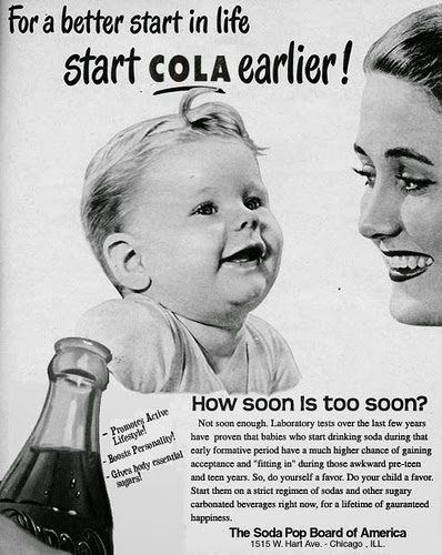 Campanha para incentivo ao consumo de refrigerantes desde cedo. Veiculada nos anos 50, nos Estados Unidos.