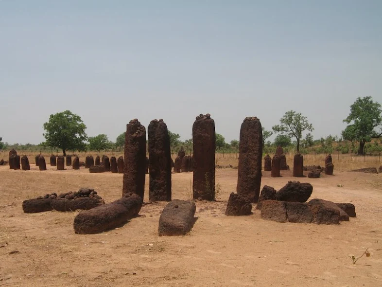 Lingkaran batu Senegambia (megalit) yang membentang dari Senegal melalui Gambia.
