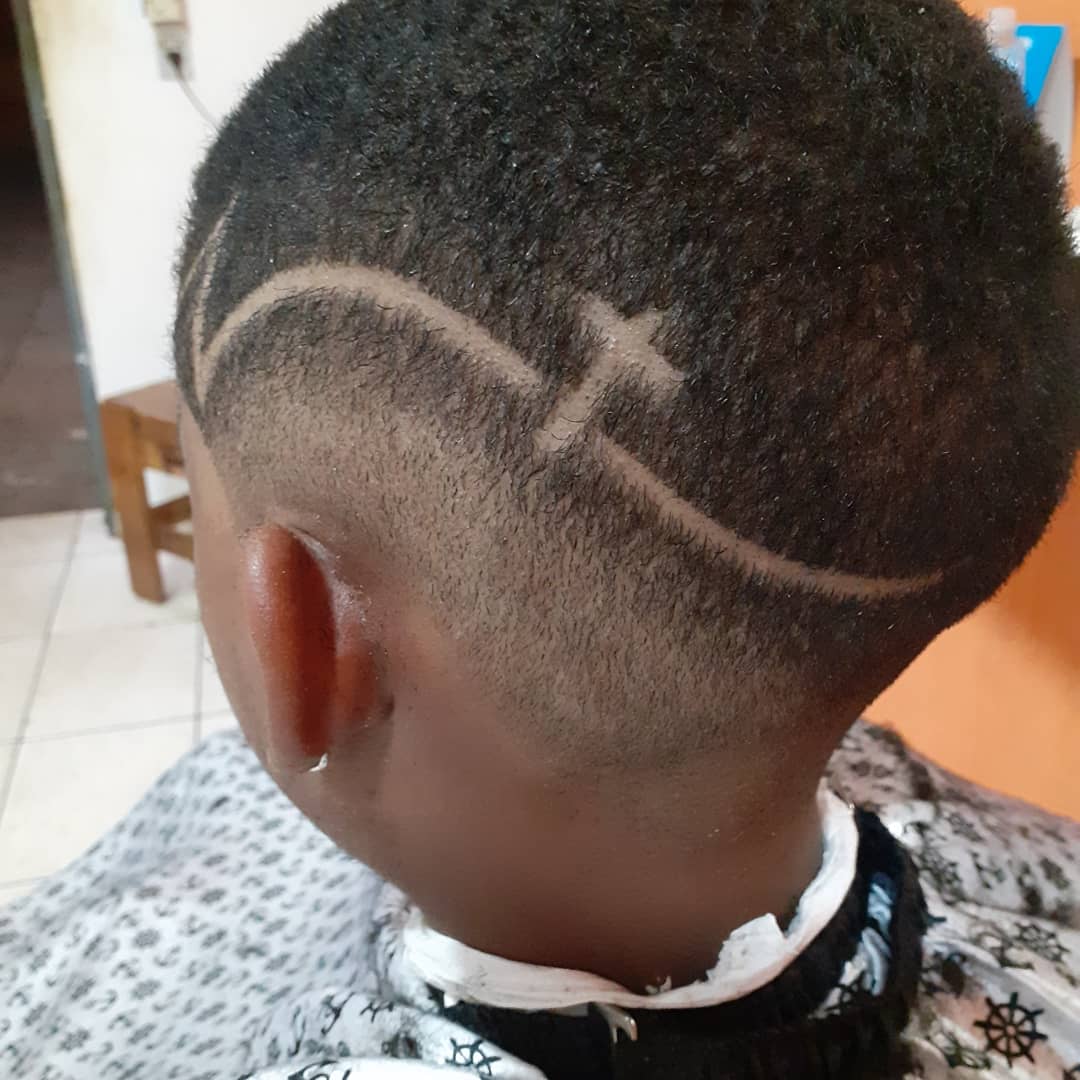 cruz no corte de cabelo masculino