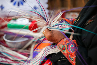 سيدة تقوم بأعمال يدوية مستخدمة خيوط ملونة