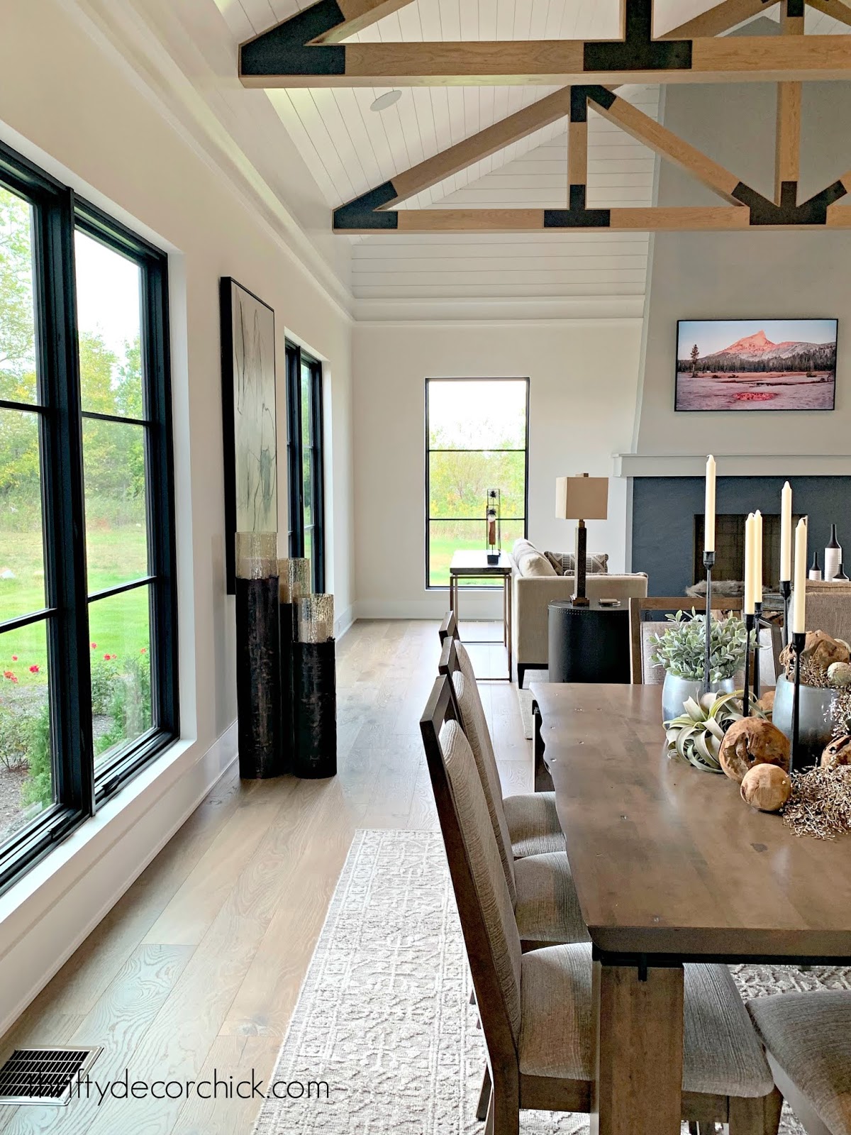 Modern farmhouse great room design 