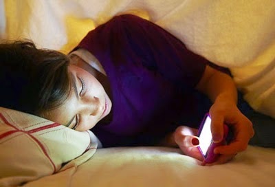 Jangan Tidur Bersama Smartphone, Ini Bahayanya!