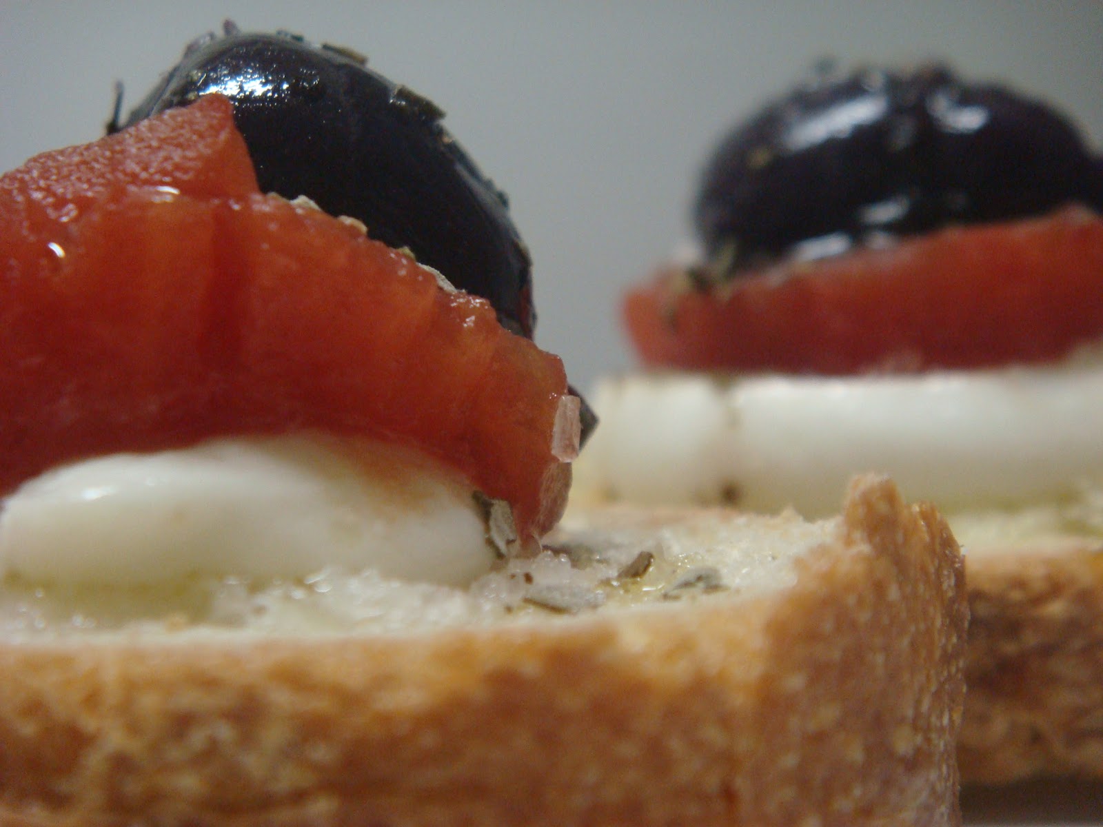 Receitinhas da Tere Bruscheta com Mussarela de Búfala