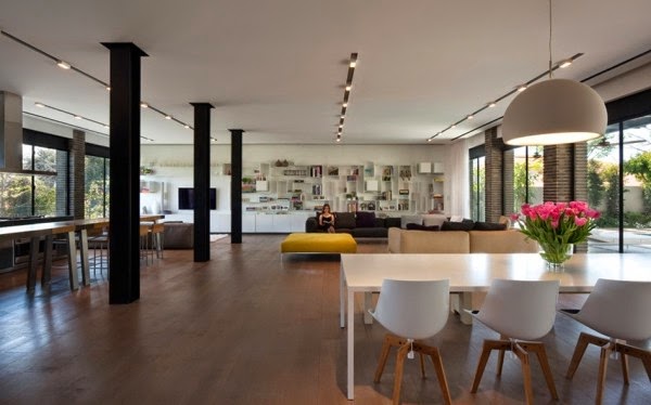 Wide open plan with interesting elements Wide open plan with interesting elements