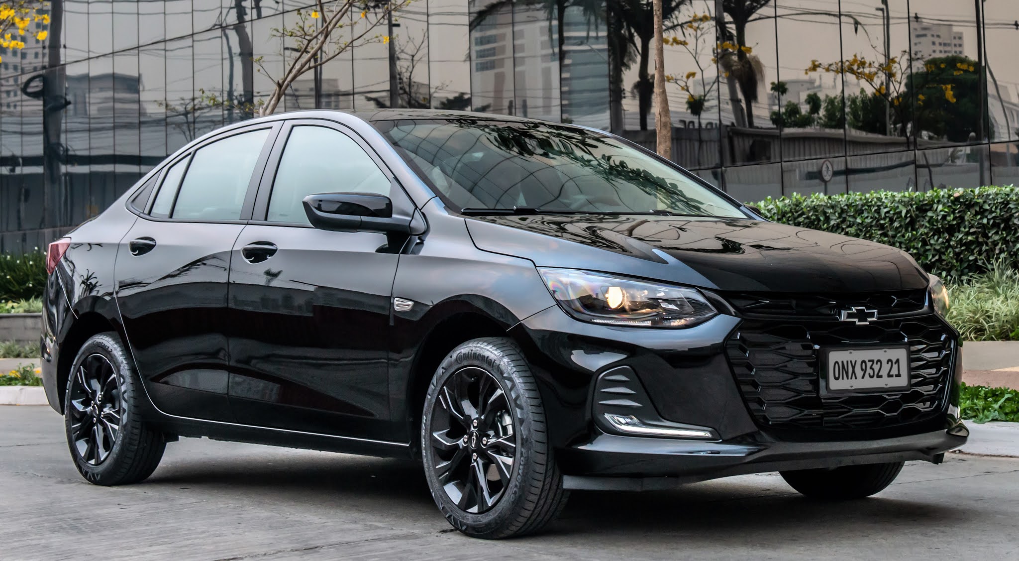 Chevrolet Onix Plus Midnight 2021 sedã adere ao visual "allblack"
