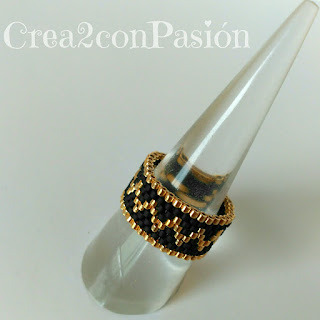 Anillo-peyote-delica-oro24k-y-negro-mate-crea2conpasión-exposicion