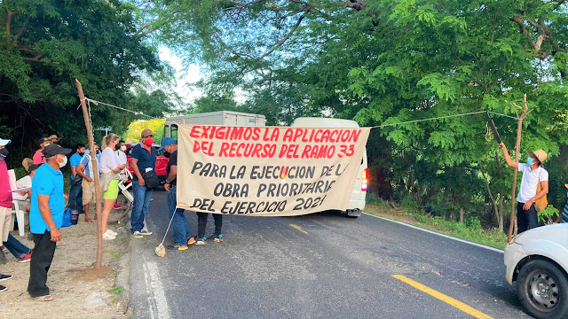 Incumple munícipe con obra en Tututepec; pobladores bloquean carretera