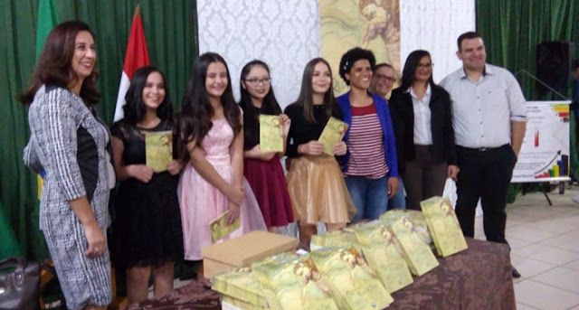 Iretama: Noite de autógrafos marcou lançamento do livro Quatro Emoções