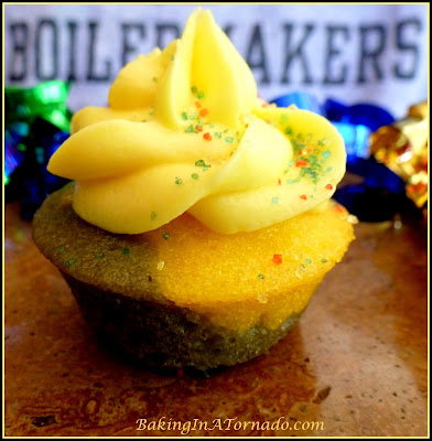 School Spirit Mini Cupcakes. Mini cupcakes in school colors for snacks, bake sales or parties. Lots of flavor in these little treats | Recipe developed by www.BakingInATornado.com | #recipe #dessert #cake