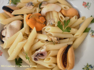 Macarrones jibia, almejas mejillones salsa cebolla vino blanco
