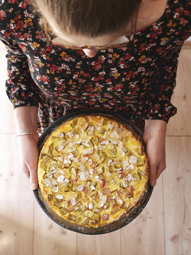 Rhabarber-Kuchen mit Vanille-Schmand-Creme und gezuckerten ... Rhabarber-Kuchen mit Vanille-Schmand-Creme und gezuckerten ...