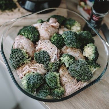 Szybki obiad - udka kurczaka z brokułami w sosie śmietanowym