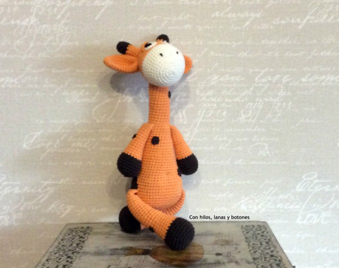 Con hilos, lanas y botones: Greta jirafa amigurumi (patrón Cucapuntoes)