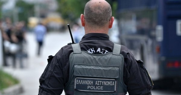 Μπράβοι ξυλοκοπούν αστυνομικό στην Θεσσαλονίκη (βίντεο) Μπράβοι ξυλοκοπούν αστυνομικό στην Θεσσαλονίκη (βίντεο)