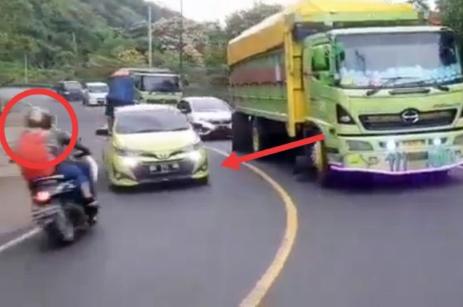 Viral Video Detik-Detik Tabrakan Motor dan Mobil di Tompo Ladang