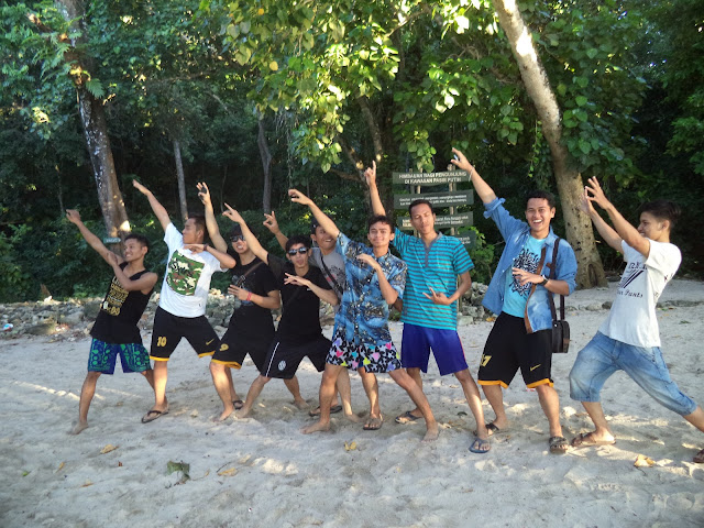 pantai pasir putih Ypmi Goes to PANGANDARAN Beach & Green Canyon