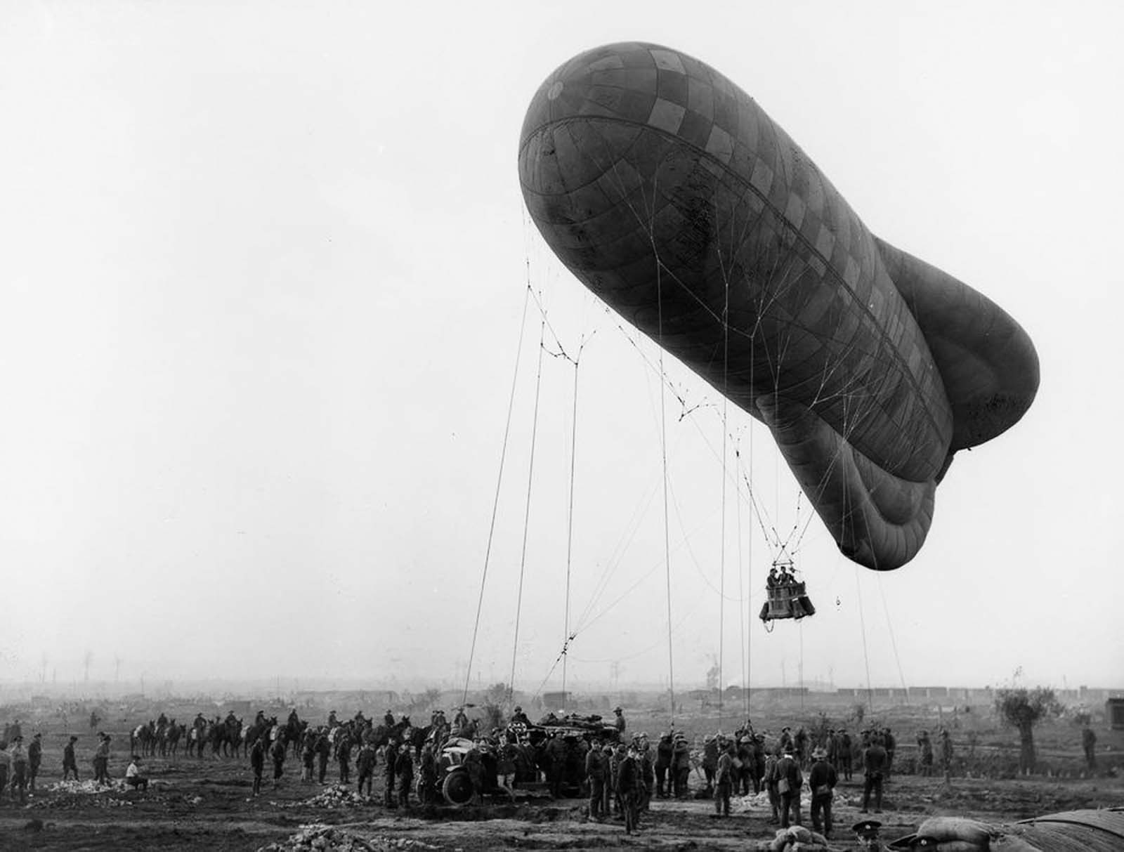 Megfigyelő lufit indítanak a belgiumi Ypres közelében az ellenséges tüzérség észlelésére.  1917.