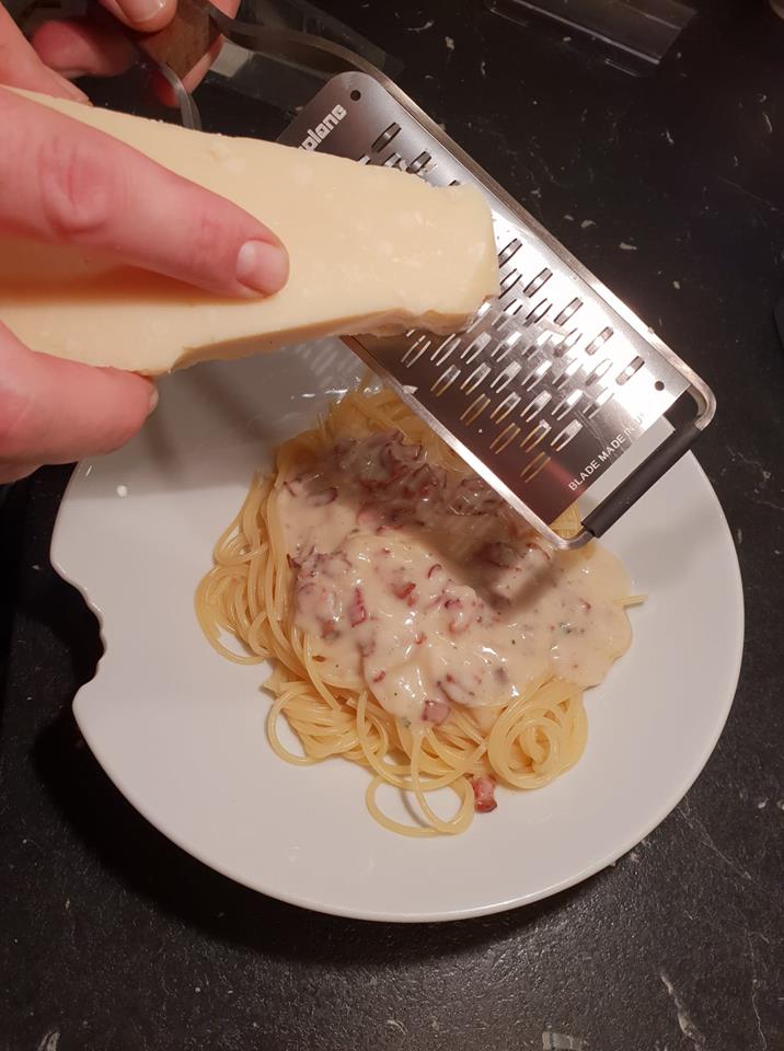 Ollis Grillabenteuer: Spaghetti mit Bechamel Sauce mit Speck