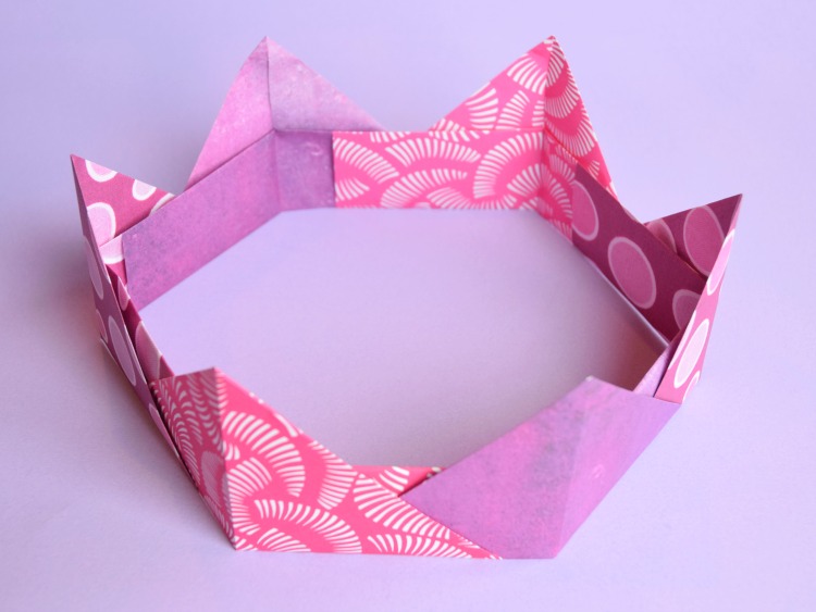 Что можно сделать из бумаги для девочек. Оригами для девочек. Корона для девочки из бумаги. Оригами корона. Оригами из бумаги для девочек.