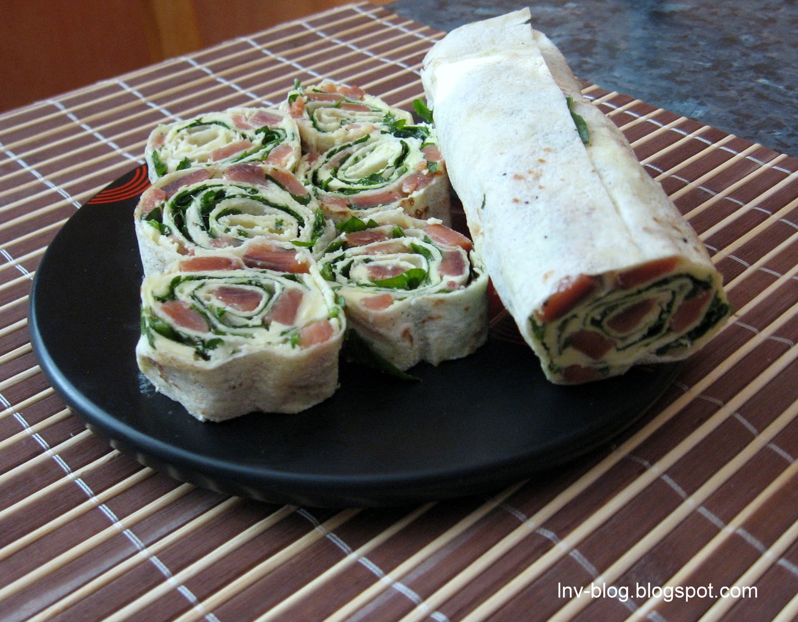 Рулетики из лаваша с красной рыбой и сливочным сыром. Лаваш с плавленным сыром огурцом и рыбой. Рулет из лаваша с красной рыбой и творожным сыром. Рулет из лаваша с семгой. Рулет из лаваша с семгой.