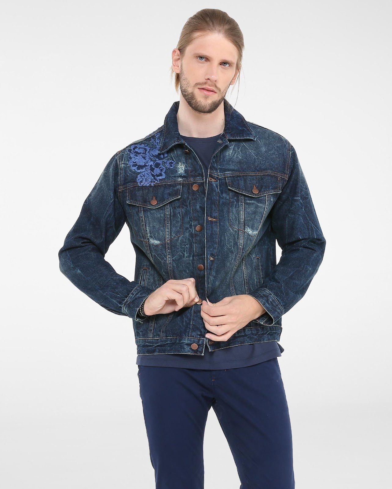 LEO KLEIN - KADU DANTAS PARA RIACHUELO - Jaqueta Jeans Bordados LEO KLEIN - KADU DANTAS PARA RIACHUELO - Jaqueta Jeans Bordados