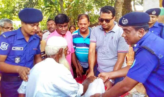 Romari police distributed relief to the superintendent
