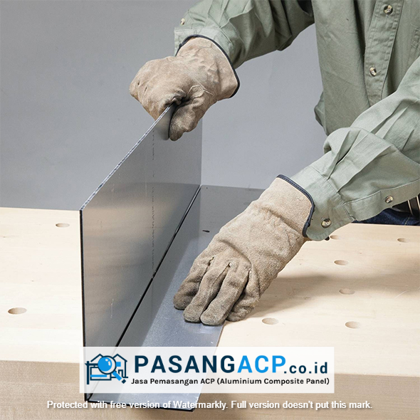 An old pencil drawing of Don Quixote and Sancho Panza sitting on their horses, by Wilhelm Marstrand.