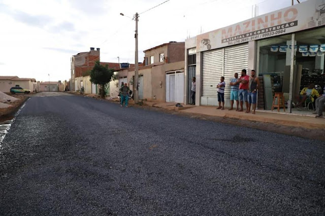 Prefeitura de Irecê pavimenta seis ruas no bairro São José; são mais de 150 pavimentadas