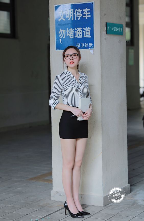 Tight Skirts Page: Asian Ladies in Tight Skirts 15: College Girls