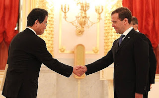 Pernahkah anda bertemu dengan seorang tourist di suatu tempat dan mengajaknya untuk berdia Contoh Dialog Bahasa Inggris 4 Orang Tentang Perkenalan (Introduction)