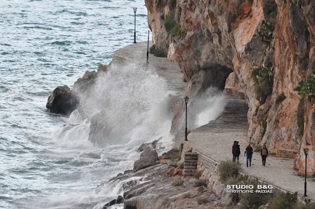 Κύματα, βροχή και ουράνιο τόξο στο Ναύπλιο