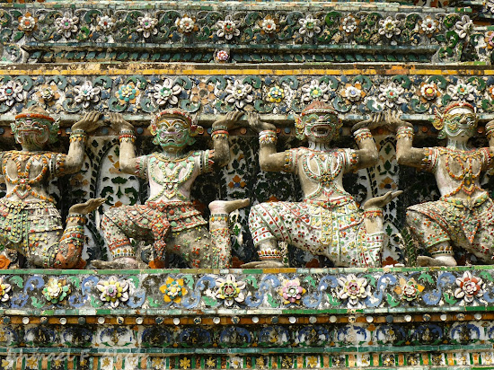 Demon statues "lifting" the full weight of Wat Arun
