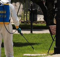 Trabajador fumigando