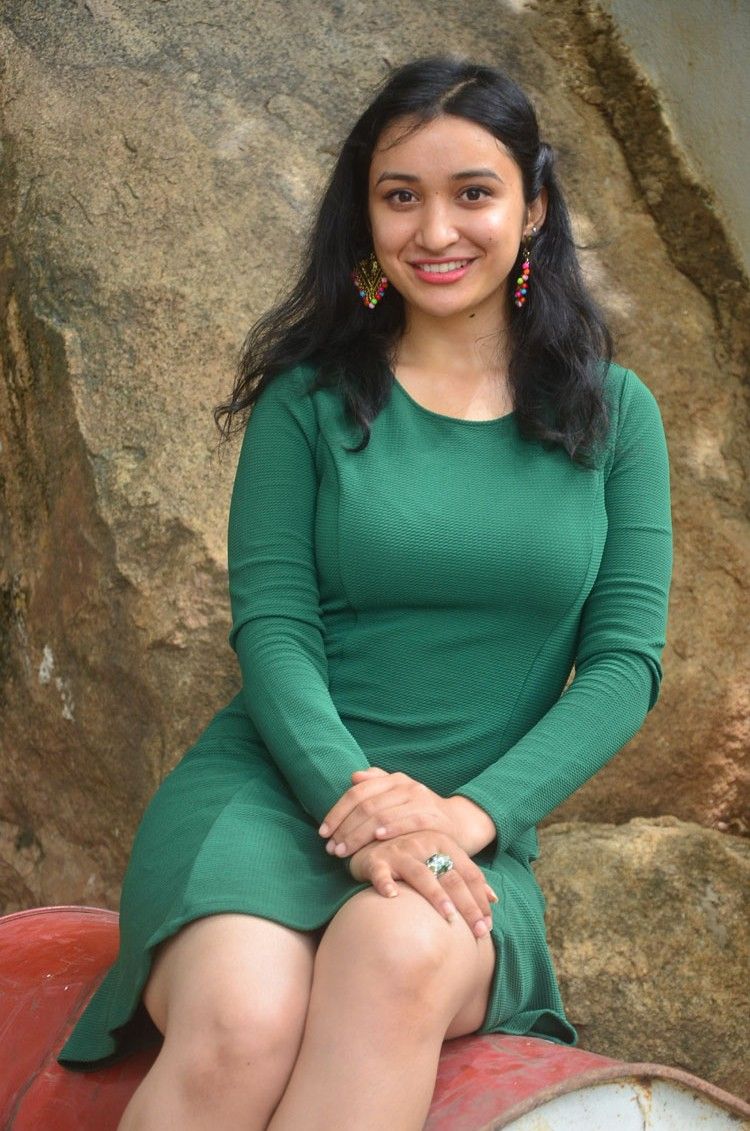 Beauty Galore HD : Sakshi Kakkar Hot thigh Showing Photos In Green Mini