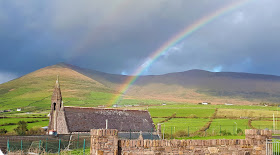 rentoutuminen, rentoutumistapa, vaeltaminen, kivimuuri, vaeltaminen irlannissa, irlanti, kerry camino, vaellusreitti, luonnossa liikkuminen, kaunis maisema, luonto, irlannin maaseutu, sateenkaari, kirkko, nummi