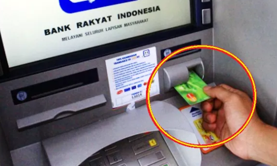 Bapak Ini Hampir Saja Tertipu Di ATM, Tolong Sebarkan, Jangan Sampai Ada Yang Ketipu!