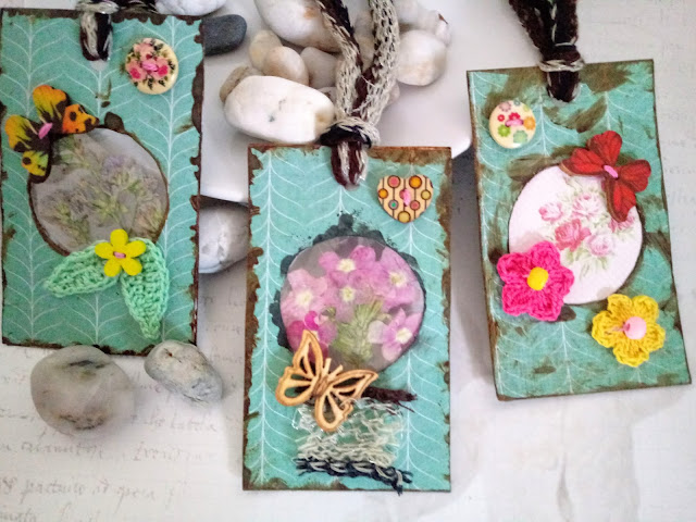 Etiquetas colgantes hand made con flores prensadas, detalles de crochet, botones y mariposas