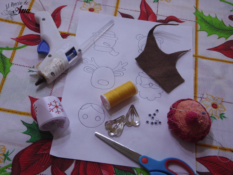 Moños navideños y palomitas de maíz. 