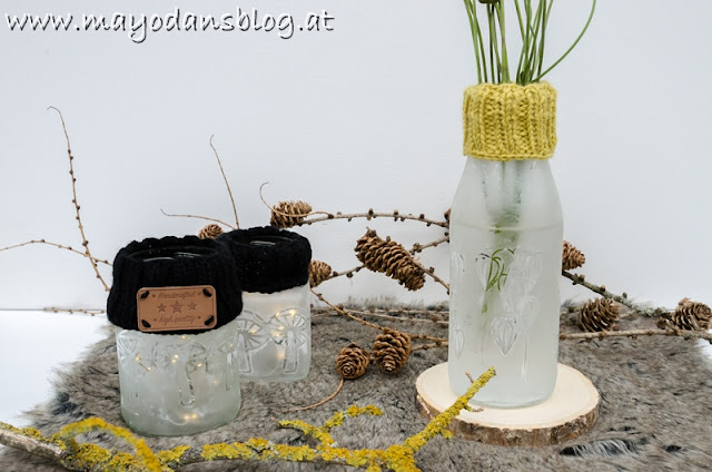 Windlicht und Vase mit Strickstulpe