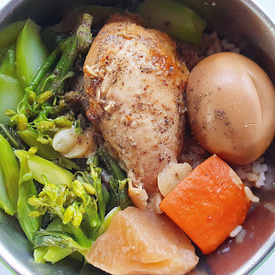 今日午餐：芥藍菜、紅蘿蔔、白蘿蔔、滷蛋、烤雞腿，2020.11.26